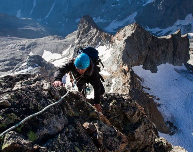  Vía ferrata en las cimas de las montañas 